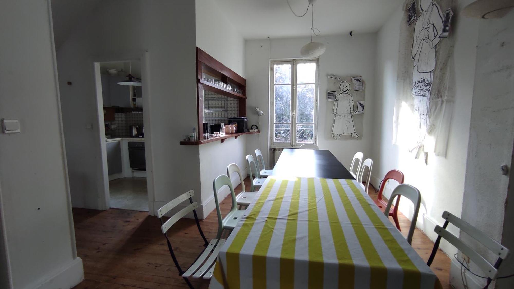 Grande Maison Ancienne Simple Et Spacieuse. Vichy